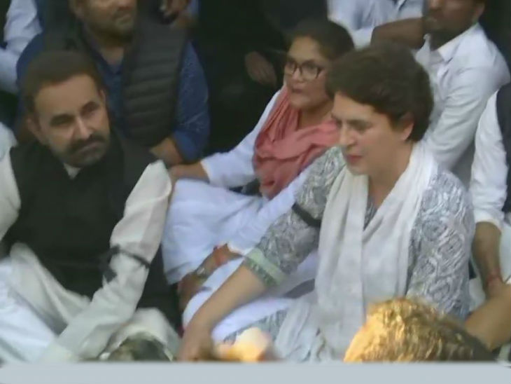 प्रियंका गांधी की अगुआई में निकाला जा रहा शांति मार्च पुलिस ने बीच रास्ते में रोका| - Dainik Bhaskar