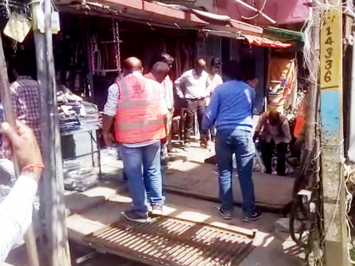 बोलिए सरकार की छतरी से निगम ने हटाया अतिक्रमण, लोगों ने अस्थाई और स्थाई निर्माण कर रखे थे|इंदौर,Indore - Dainik Bhaskar