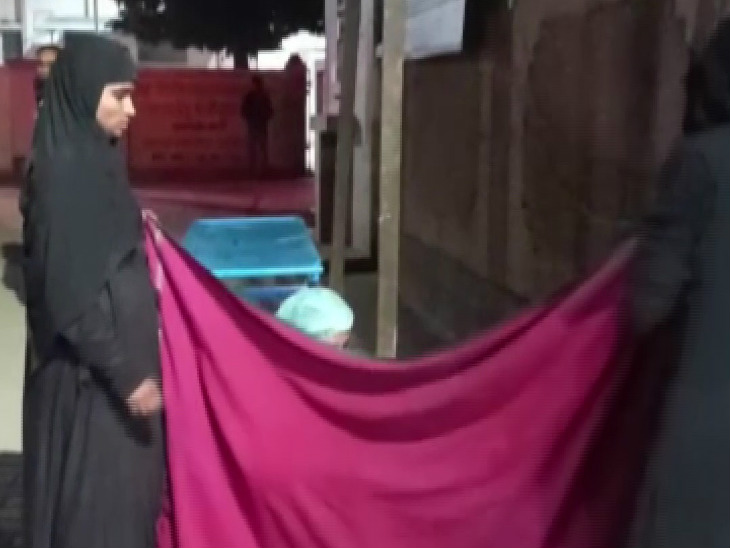 प्रसूता को डॉक्टरों ने नहीं किया भर्ती; तीमारदार महिलाओं ने चादर तानकर कराया प्रसव|लखनऊ,Lucknow - Dainik Bhaskar