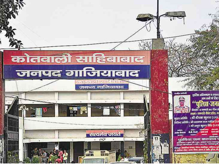 गाजियाबाद के एक घर में दंपती और दो बच्चों के शव मिले, दीवार पर सुसाइड नोट में लिखा- पत्नी शराब पीती है|मेरठ,Meerut - Dainik Bhaskar