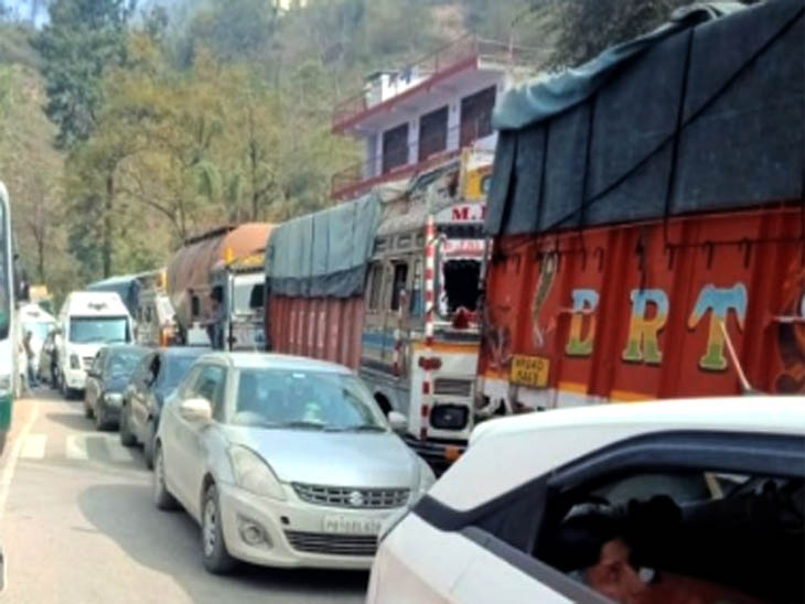 चंडीगढ़- मनाली नेशनल हाईवे पर दो वाहनों में टक्कर, 20 किलोमीटर लंबा जाम लगा, मौके पर नहीं पहुंची पुलिस|शिमला,Shimla - Dainik Bhaskar