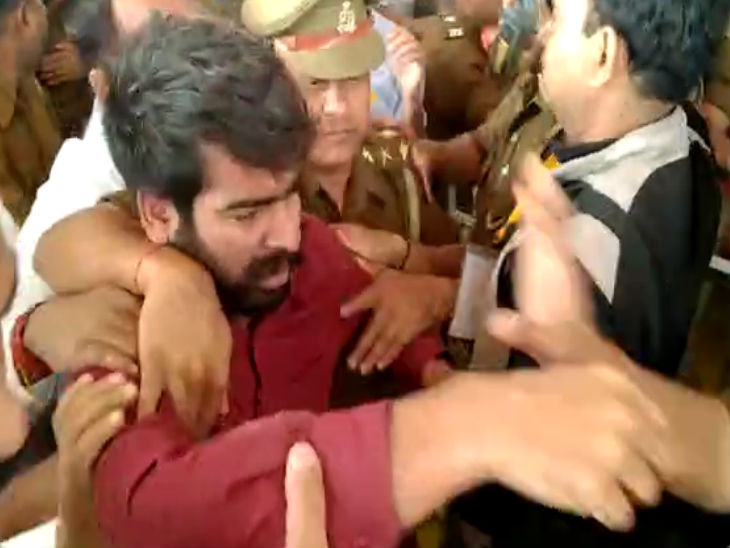 प्रधानमंत्री मोदी को काले झंडे दिखाए गए, भाजपा कार्यकर्ताओं ने प्रदर्शनकारियों को जमकर पीटा|प्रयागराज,Prayagraj - Dainik Bhaskar