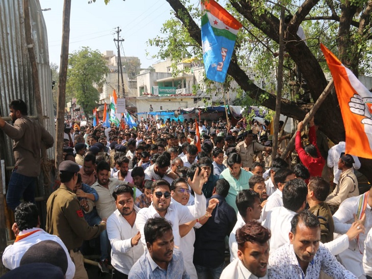 आयकर छापे के विरोध में सड़क पर उतरी कांग्रेस, सांसद छाया वर्मा बोलीं- इसका बदला हम बाद में लेंगे|रायपुर,Raipur - Dainik Bhaskar