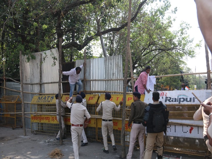 आयकर छापे के विरोध में सड़क पर उतरी कांग्रेस, सांसद छाया वर्मा बोलीं- इसका बदला हम बाद में लेंगे|रायपुर,Raipur - Dainik Bhaskar