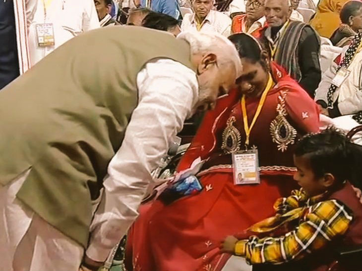 प्रधानमंत्री मोदी को काले झंडे दिखाए गए, भाजपा कार्यकर्ताओं ने प्रदर्शनकारियों को जमकर पीटा|प्रयागराज,Prayagraj - Dainik Bhaskar