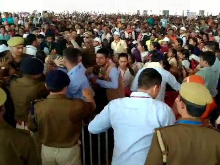 प्रधानमंत्री मोदी को काले झंडे दिखाए गए, भाजपा कार्यकर्ताओं ने प्रदर्शनकारियों को जमकर पीटा|प्रयागराज,Prayagraj - Dainik Bhaskar