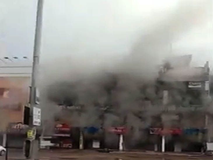 विशाल मेगामार्ट के शोरूम में शॉर्ट सर्किट से लगी आग, मौके पर पहुंची फायर ब्रिगेड की टीम, आग  बुझाने की कोशिश जारी|चंडीगढ़,Chandigarh - Dainik Bhaskar