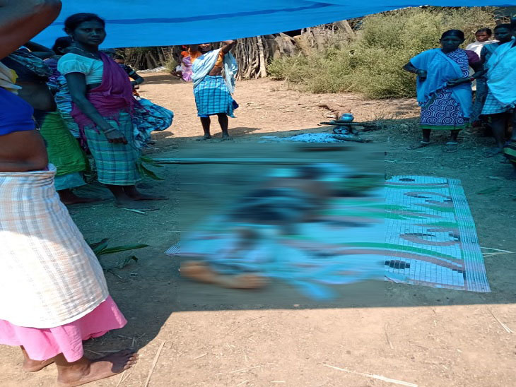 नक्सलियों ने पुलिस मुखबिरी के शक में 2 ग्रामीणों की गला रेतकर हत्या की, कई लोगों को बुरी तरह से पीटा|रायपुर,Raipur - Dainik Bhaskar