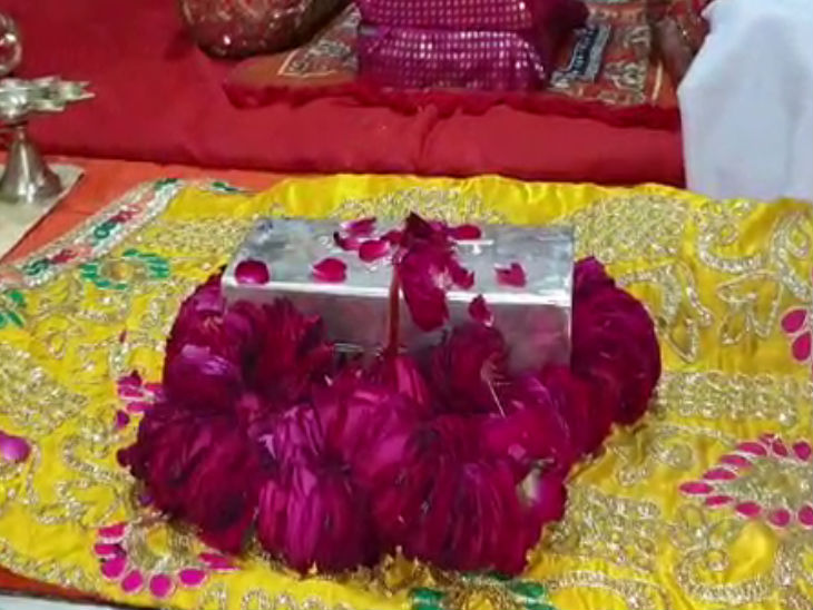 राम मंदिर की नींव में लगेगी ब्रज के प्रमुख तीर्थों की रज से निर्मित रजत शिला; महंत नृत्य गोपाल दास ने किया पूजन|आगरा,Agra - Dainik Bhaskar