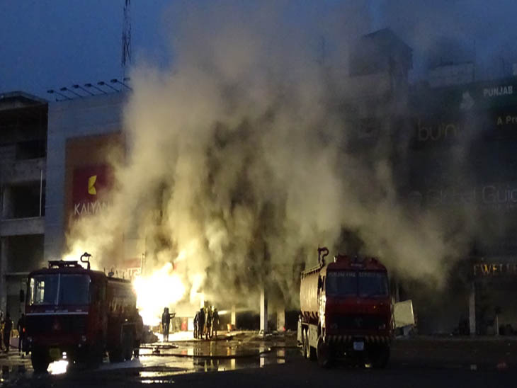 रविवार दोपहर तक विशाल मेगामार्ट के बेसमेंट से निकल रहा धुंआ, सर्वर रूम में शॉट सर्किट से लगी थी आग|चंडीगढ़,Chandigarh - Dainik Bhaskar