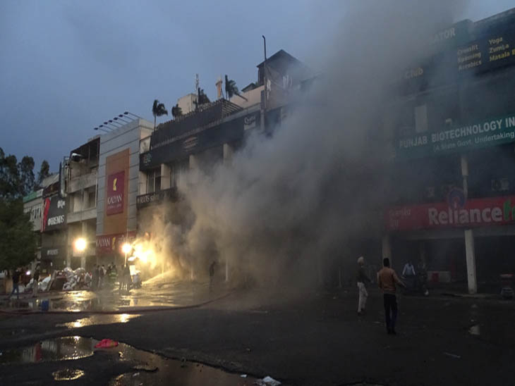 रविवार दोपहर तक विशाल मेगामार्ट के बेसमेंट से निकल रहा धुंआ, सर्वर रूम में शॉट सर्किट से लगी थी आग|चंडीगढ़,Chandigarh - Dainik Bhaskar