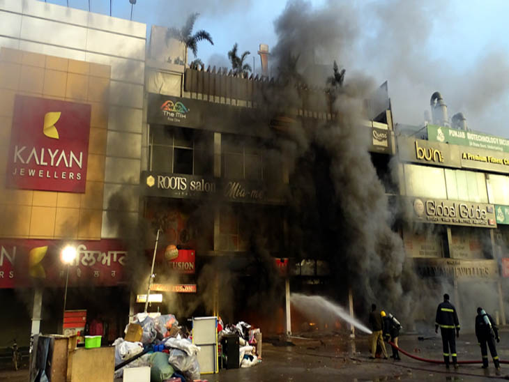 रविवार दोपहर तक विशाल मेगामार्ट के बेसमेंट से निकल रहा धुंआ, सर्वर रूम में शॉट सर्किट से लगी थी आग|चंडीगढ़,Chandigarh - Dainik Bhaskar