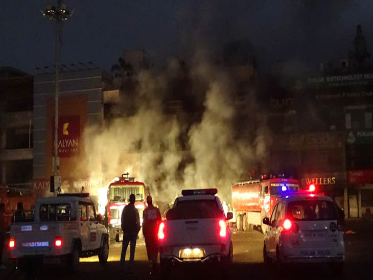 रविवार दोपहर तक विशाल मेगामार्ट के बेसमेंट से निकल रहा धुंआ, सर्वर रूम में शॉट सर्किट से लगी थी आग|चंडीगढ़,Chandigarh - Dainik Bhaskar