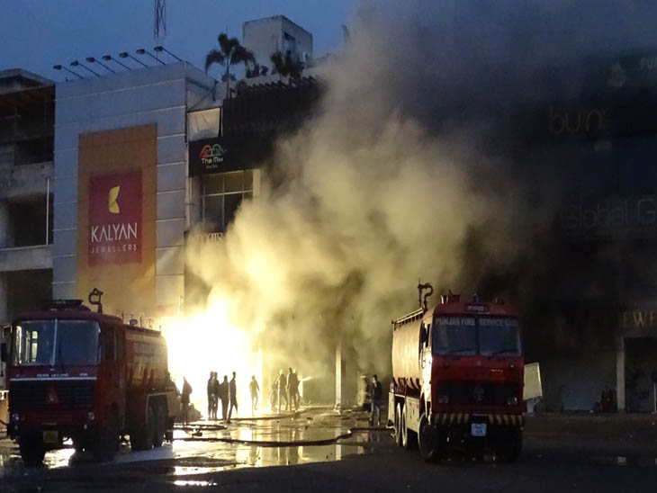 रविवार दोपहर तक विशाल मेगामार्ट के बेसमेंट से निकल रहा धुंआ, सर्वर रूम में शॉट सर्किट से लगी थी आग|चंडीगढ़,Chandigarh - Dainik Bhaskar