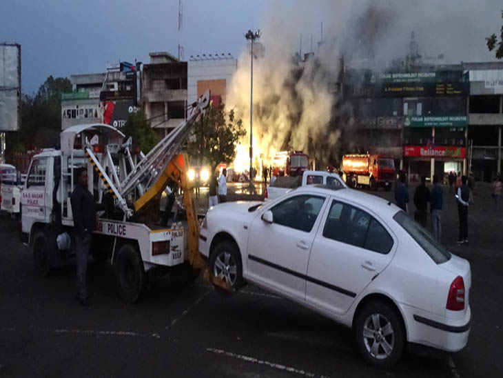 रविवार दोपहर तक विशाल मेगामार्ट के बेसमेंट से निकल रहा धुंआ, सर्वर रूम में शॉट सर्किट से लगी थी आग|चंडीगढ़,Chandigarh - Dainik Bhaskar