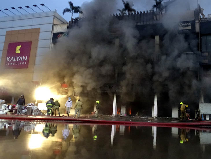 रविवार दोपहर तक विशाल मेगामार्ट के बेसमेंट से निकल रहा धुंआ, सर्वर रूम में शॉट सर्किट से लगी थी आग|चंडीगढ़,Chandigarh - Dainik Bhaskar