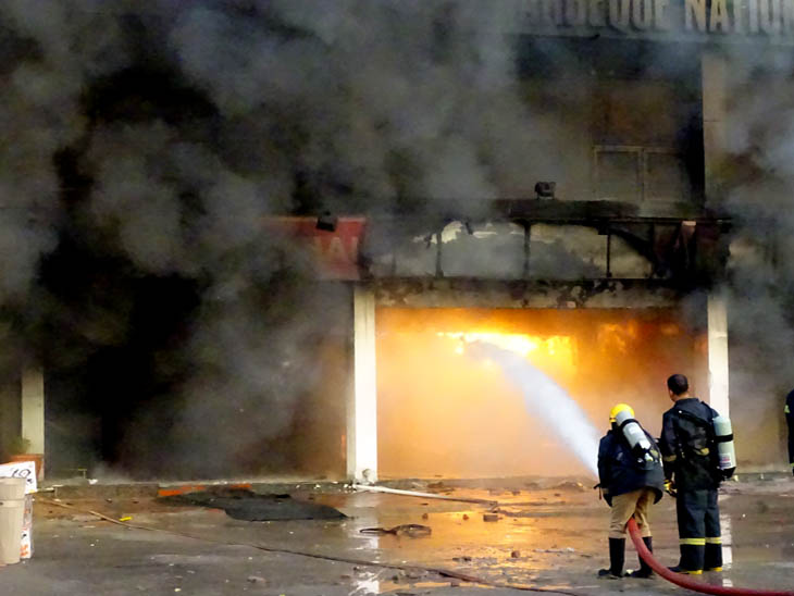 रविवार दोपहर तक विशाल मेगामार्ट के बेसमेंट से निकल रहा धुंआ, सर्वर रूम में शॉट सर्किट से लगी थी आग|चंडीगढ़,Chandigarh - Dainik Bhaskar