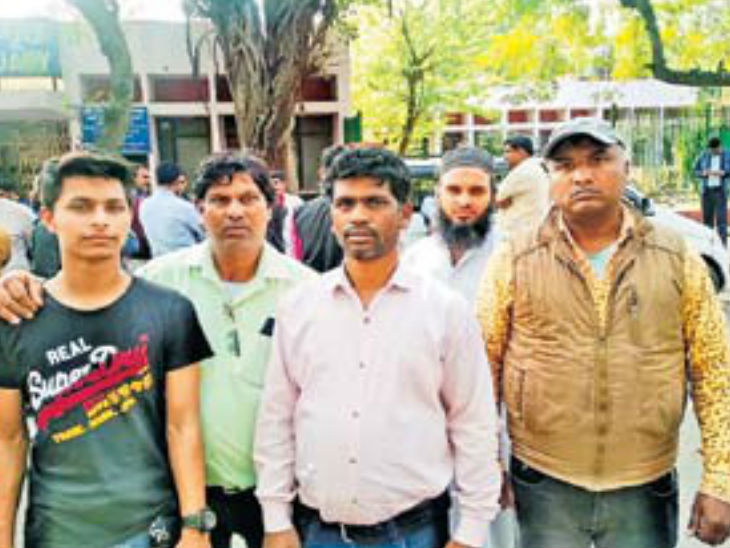 हिंसा पीड़ितों के लिए देवदूत बने समाजसेवी, बिना जाति-धर्म देखे गरीबों की कर रहे मदद, खाना और चाय भी पिला रहे हैं|दिल्ली + एनसीआर,Delhi + NCR - Dainik Bhaskar