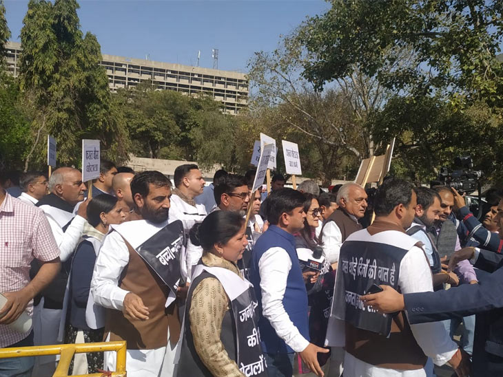 गले में बैनर पहनकर विधानसभा पहुंचे कांग्रेसी विधायक, गेट पर रोका तो अंदर किया हंगामा|पानीपत,Panipat - Dainik Bhaskar