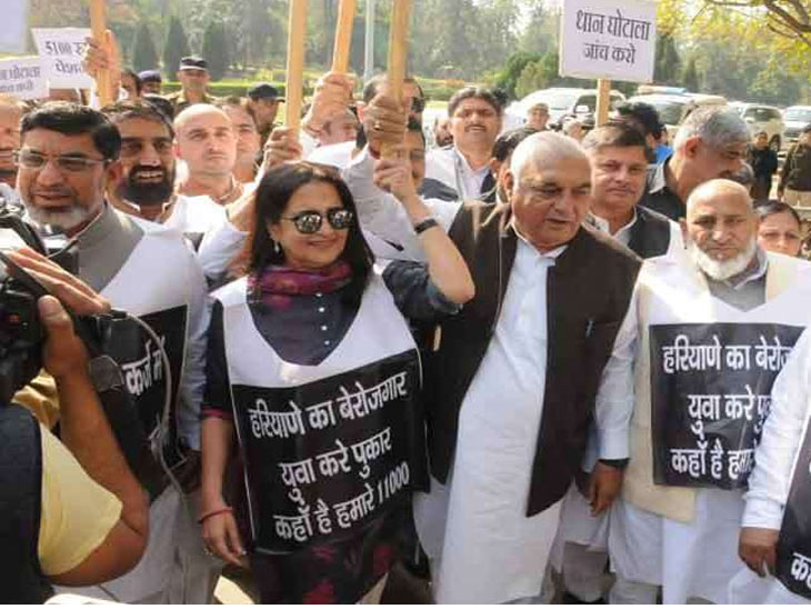 गले में बैनर पहनकर विधानसभा पहुंचे कांग्रेसी विधायक, गेट पर रोका तो अंदर किया हंगामा|पानीपत,Panipat - Dainik Bhaskar