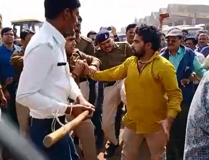 अतिक्रमण हटाने से नाराज युवक ने फेंकी ईंट, एसडीएम-थाना प्रभारी बचे; पुलिस ने आरोपी बेरहमी से पीटा|ग्वालियर,Gwalior - Dainik Bhaskar