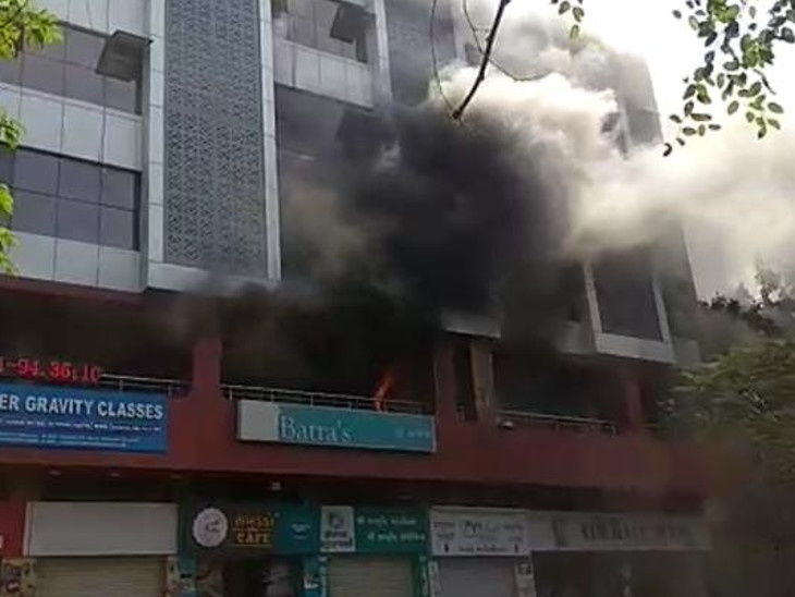 जामनगर की ट्यूशन क्लास में आग, कांस्टेबल ने 7 बच्चों समेत 9 को बचाया|गुजरात,Gujarat - Dainik Bhaskar