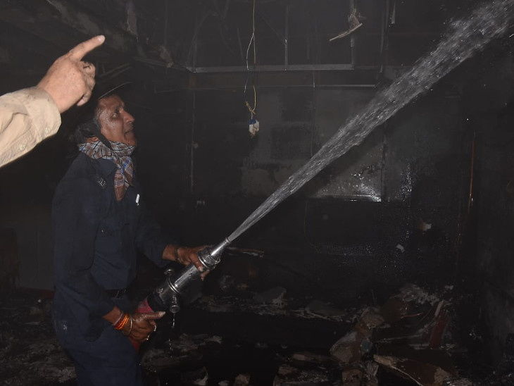 जामनगर की ट्यूशन क्लास में आग, कांस्टेबल ने 7 बच्चों समेत 9 को बचाया|गुजरात,Gujarat - Dainik Bhaskar