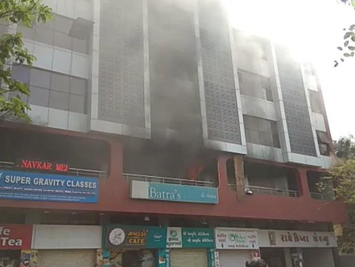 जामनगर की ट्यूशन क्लास में आग, कांस्टेबल ने 7 बच्चों समेत 9 को बचाया|गुजरात,Gujarat - Dainik Bhaskar