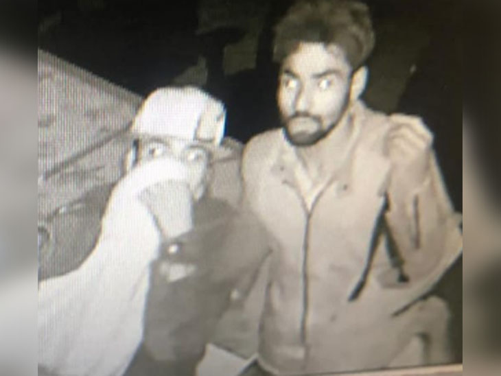 शोरूम की छत तोड़ दो स्कूटी, लाखों का सामान और नकदी चोरी कर भागे, रास्ते में गिरी डीवीआर से मिला सबूत|लुधियाना,Ludhiana - Dainik Bhaskar