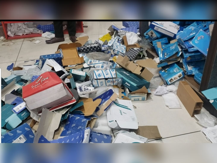 शोरूम की छत तोड़ दो स्कूटी, लाखों का सामान और नकदी चोरी कर भागे, रास्ते में गिरी डीवीआर से मिला सबूत|लुधियाना,Ludhiana - Dainik Bhaskar