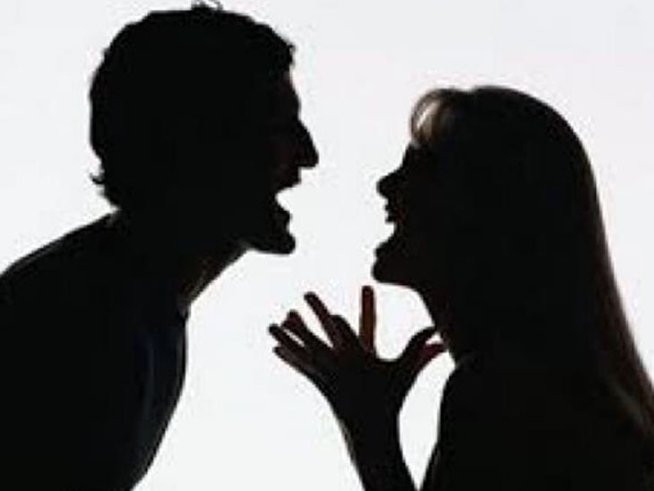 पारिवारिक कलह के चलते 2 महिलाओं ने खाया जहर, खिड़की पर हाथ मारने से पति घायल|इंदौर,Indore - Dainik Bhaskar