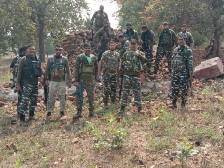 मुठभेड़ में मारे गए नक्सलियों की याद में बनाया 20 फीट ऊंचा स्मारक, जवानों ने विस्फोट से ध्वस्त किया|रायपुर,Raipur - Dainik Bhaskar