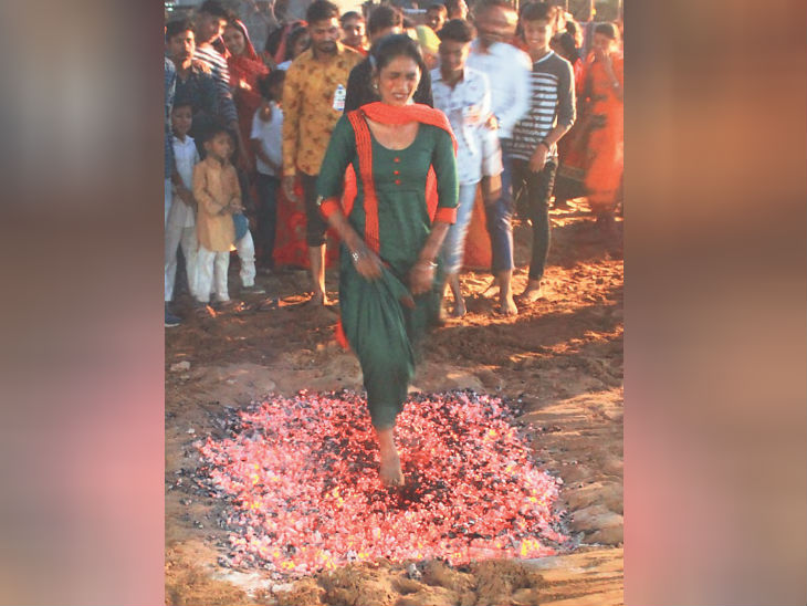 विज्ञान मेले में दहकते अंगारों पर चले डॉक्टर, देखने के बाद 100 से ज्यादा महिला-पुरुषों ने पहली बार पार किया अग्निपथ|जोधपुर,Jodhpur - Dainik Bhaskar