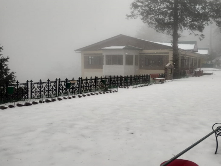 प्रदेश के ऊंचाई वाले इलाकों में आज भी सुबह से हो रही बर्फबारी, निचले इलाकों में बारिश|शिमला,Shimla - Dainik Bhaskar