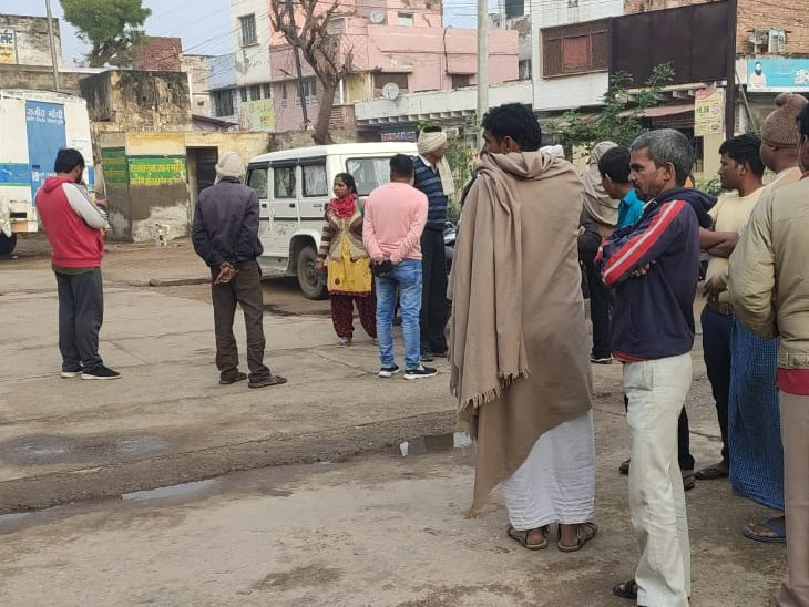 शादी के 20 दिन बाद दामाद को लेकर जा रहे ससुर की बाइक को अज्ञात वाहन ने मारी टक्कर, दोनों की मौत|जयपुर,Jaipur - Dainik Bhaskar