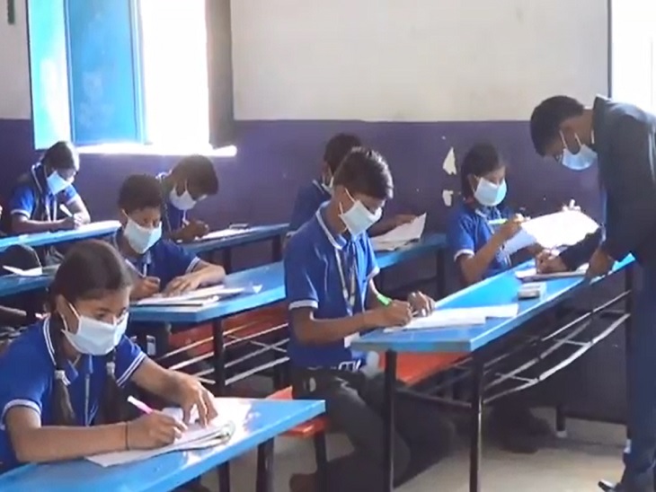 इस स्कूल में आते रहते हैं विदेशी पर्यटक, कोरोना के डर से बच्चे मास्क पहन कर रहे पढ़ाई|गया,Gaya - Dainik Bhaskar