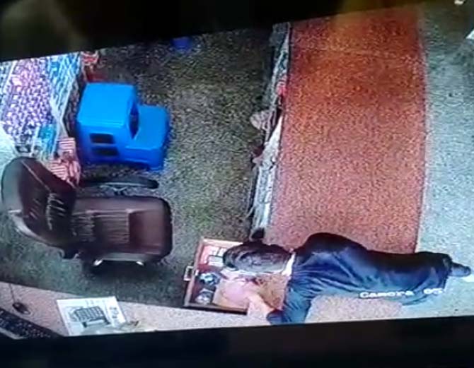 इलेक्ट्रॉनिक की दुकान से 55 हजार की नकदी चोरी, सीसीटीवी में वारदात करता नजर आया चोर|जोधपुर,Jodhpur - Dainik Bhaskar