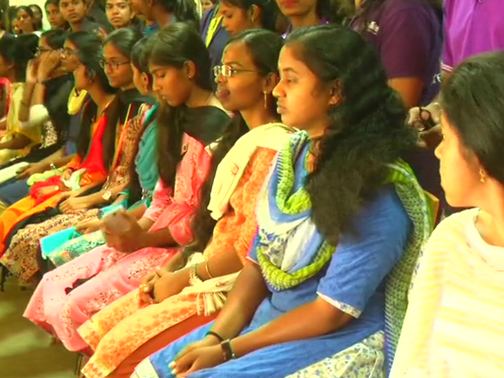 कॉलेज की 80 छात्राओं ने बाल कटवाकर दान दिए, इनसे कैंसर पीड़ित मरीजों के लिए विग बनेगी| - Dainik Bhaskar