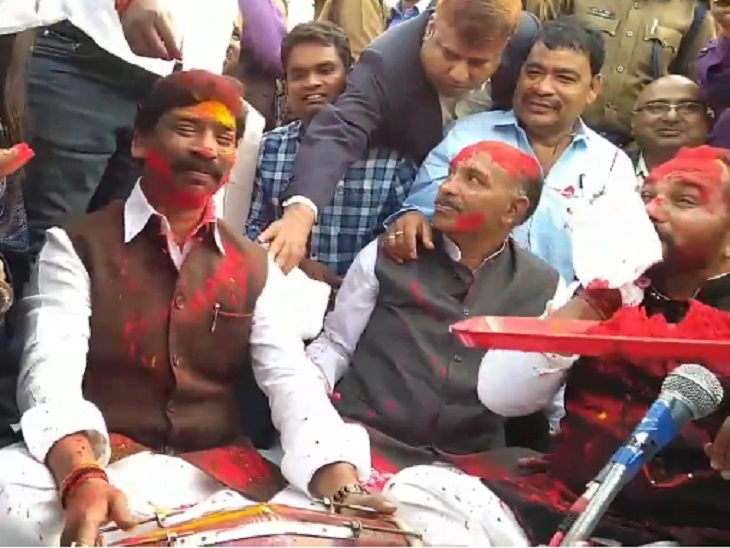 मुख्यमंत्री हेमंत सोरेन बजा रहे थे ढोलक, फगुआ के गीत गा रहे थे प्रदीप यादव|रांची,Ranchi - Dainik Bhaskar