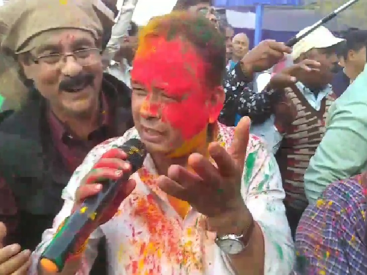 मुख्यमंत्री हेमंत सोरेन बजा रहे थे ढोलक, फगुआ के गीत गा रहे थे प्रदीप यादव|रांची,Ranchi - Dainik Bhaskar