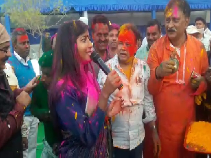 मुख्यमंत्री हेमंत सोरेन बजा रहे थे ढोलक, फगुआ के गीत गा रहे थे प्रदीप यादव|रांची,Ranchi - Dainik Bhaskar