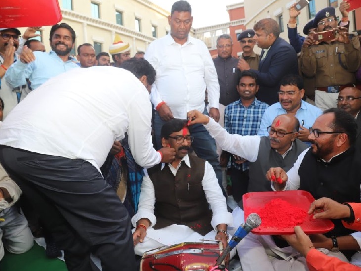 मुख्यमंत्री हेमंत सोरेन बजा रहे थे ढोलक, फगुआ के गीत गा रहे थे प्रदीप यादव|रांची,Ranchi - Dainik Bhaskar