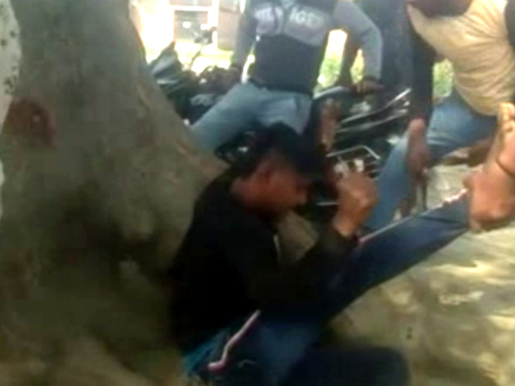 मवेशी चोरी का आरोप लगाकर युवक को बेल्ट से बेरहमी से पीटा, 8वें दिन वीडियो वायरल होने पर हरकत में आई पुलिस|कानपुर,Kanpur - Dainik Bhaskar