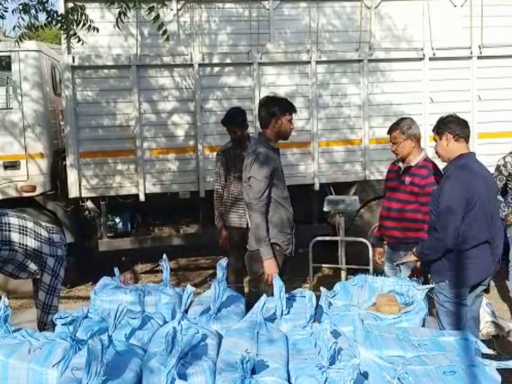 35 लाख रुपए कीमत का 700 किलो गांजा समेत मिनी ट्रक जब्त, 3 आरोपी गिरफ्तार|खंडवा,Khandwa - Dainik Bhaskar