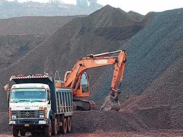 बैलाडिला स्थित खदान (फाइल फोटो) - Dainik Bhaskar
