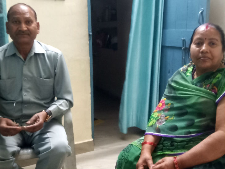 पूनम यादव के पिता रघुबीर यादव और मां मुन्नी देवी।