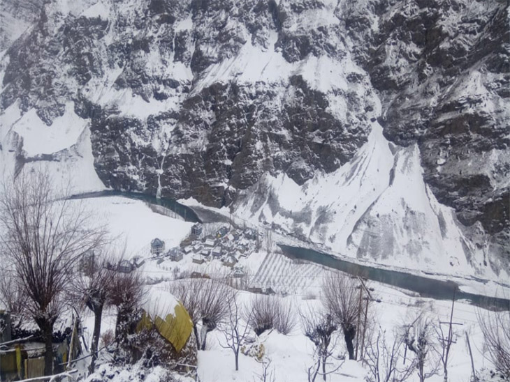 सोलननाला-कुफरी और ऊंचाई वाले इलाकों में बर्फबारी का दौर जारी, सैलानियाें की गाड़ियां जाम में फंसी|शिमला,Shimla - Dainik Bhaskar