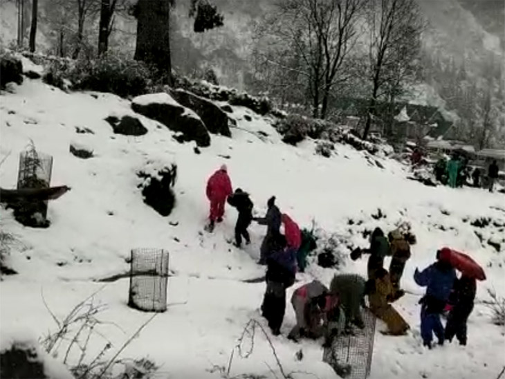 सोलननाला-कुफरी और ऊंचाई वाले इलाकों में बर्फबारी का दौर जारी, सैलानियाें की गाड़ियां जाम में फंसी|शिमला,Shimla - Dainik Bhaskar