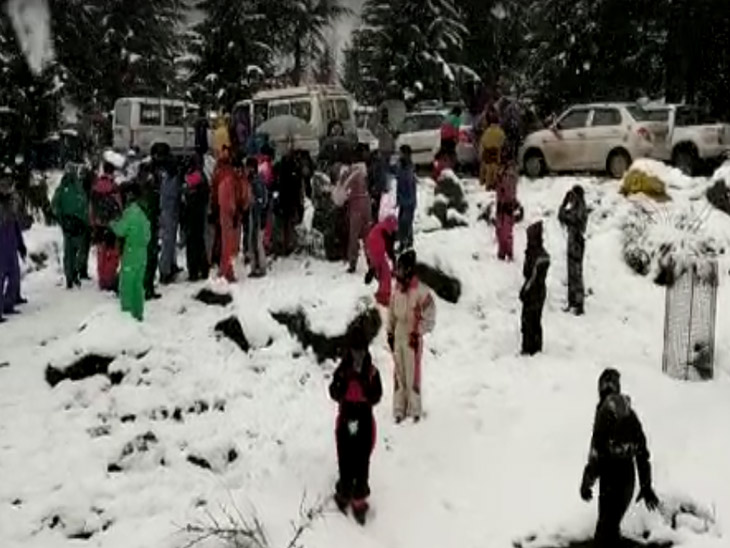 सोलननाला-कुफरी और ऊंचाई वाले इलाकों में बर्फबारी का दौर जारी, सैलानियाें की गाड़ियां जाम में फंसी|शिमला,Shimla - Dainik Bhaskar