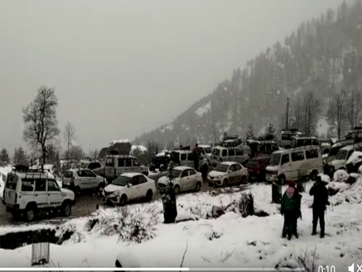 सोलननाला-कुफरी और ऊंचाई वाले इलाकों में बर्फबारी का दौर जारी, सैलानियाें की गाड़ियां जाम में फंसी|शिमला,Shimla - Dainik Bhaskar